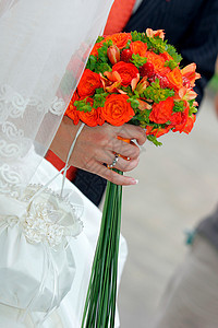 手握花束的新娘图片