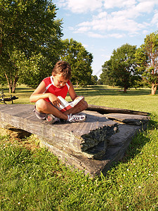 年轻男孩在读书知识学生阅读知识分子少年孩子教育男生学习公园图片
