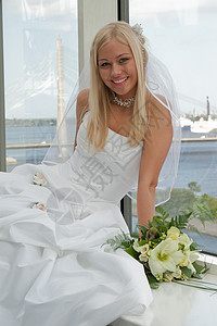 窗上的新娘头发女孩化妆品成人花束快乐已婚微笑裙子庆典图片
