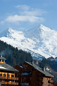 滑雪度假村小屋休闲顶峰季节上坡滑雪板城市天空小木屋风景运动图片