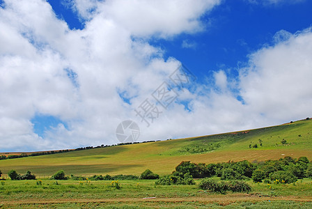 美丽的山地景观孤独农场小路生态风景场地树木晴天季节天空图片