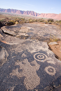 阿纳萨齐峡谷的Petroglyphs岩画原住民文明文化涂鸦雕刻历史图片