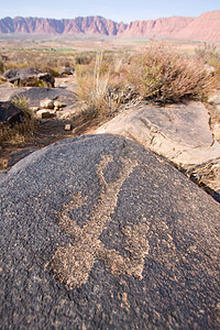 阿纳萨齐峡谷的Petroglyphs涂鸦文化文明历史岩画原住民雕刻品图片