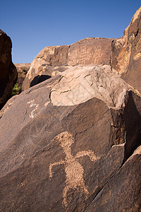 阿纳萨齐峡谷的Petroglyphs文明原住民历史涂鸦文化岩画雕刻品图片