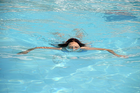游泳池女生人数阳光晒黑数字比基尼蓝色游泳女士躯干女孩酒店图片