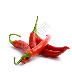 4个红辣椒红色香料绿色水果食物活力蔬菜辣椒白色宏观图片