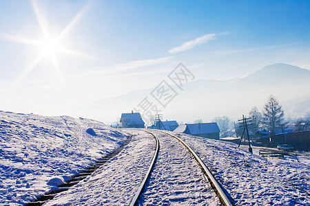 山雪覆盖的积雪铁路图片