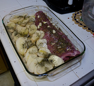 猪肉烤土豆美食红色蔬菜美味用餐小吃食谱盘子胡椒炙烤图片