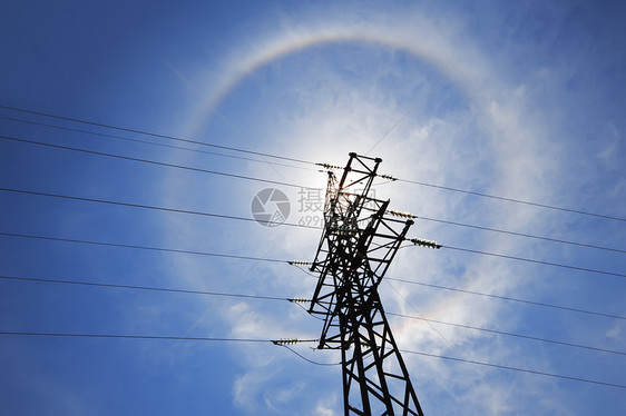 超绝的太阳光环在电力供应网络之上图片