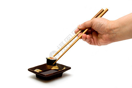 鲑鱼卷和鳄梨 在板状大豆下的筷子中图片
