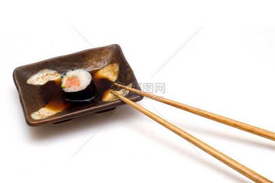 鲑鱼卷盘上放着鳄梨和筷子海鲜午餐餐厅小吃白色吃饭用餐大豆文化寿司图片