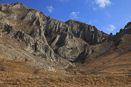 罗马尼亚Trascau山瓦砾远足山脉多云岩石旅行天空悬崖蓝色山峰图片