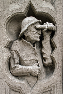 在一栋大楼上雕刻一个老人的雕刻图片