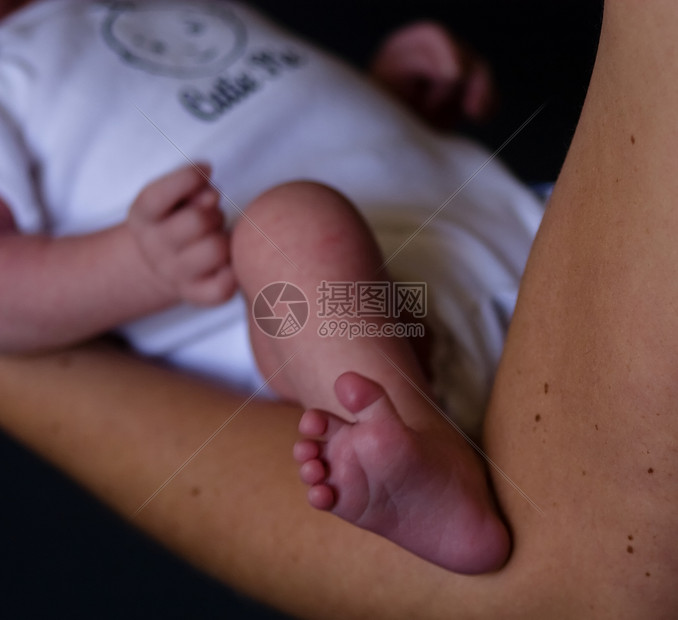 快乐的脚步指甲母亲新生身体婴儿女儿女士妈妈脚趾母性图片
