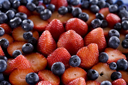 新鲜蓝莓和草莓小吃浆果蓝色甜点水果红色背景图片
