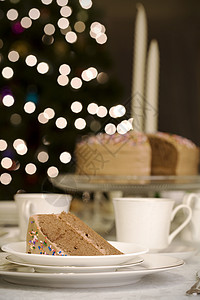 一块巧克力蛋糕放在桌子上小吃蛋糕棕色设置餐桌育肥配料面包磨砂糖果图片