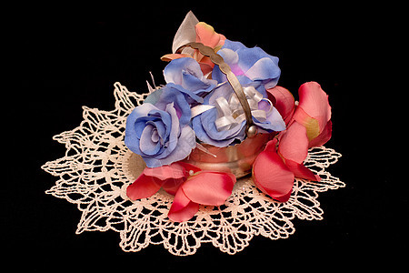人工手工制作的玫瑰蓝色花朵餐巾粉色花瓣花束奇思妙想工艺纺织品展示背景图片