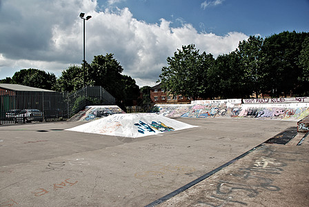 Skate公园Ramps蓝天破坏者艺术小轮车滑板坡道社会涂鸦树木自行车图片