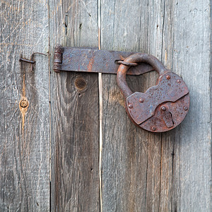 鲁腐旧的挂锁警卫木头金属栅栏古董图片