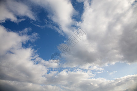 云飞行环境天空衰退阳光白色景观日光蓝色图片