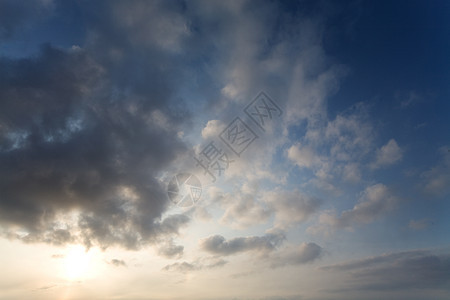 云衰退阳光日光飞行景观蓝色环境天空白色图片