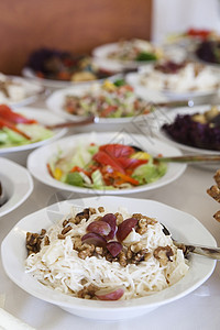 加葡萄 意大利面和坚果的沙拉自助餐服务早餐蔬菜桌子午餐用餐水果面包食物图片
