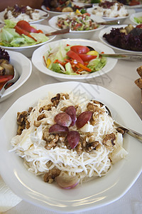 加葡萄 意大利面和坚果的沙拉自助餐桌子水果服务面包用餐餐厅派对白色餐饮图片