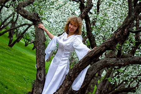 白女人精灵乐趣微笑新娘白色衣服裙子女士仙境树林图片