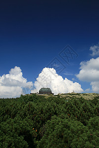 Szrenica的旅馆招待所通道蓝色树木运动天空阴影旅游娱乐建筑艺术图片