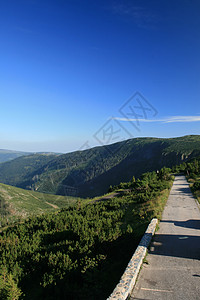 山区地貌娱乐通道蓝色旅游天空树木健康阴影游客天气图片