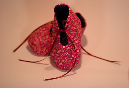 是个女孩粉色礼物新生靴子展示淋浴帮助孩子预期父母图片