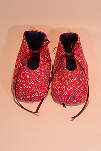 是个女孩礼物鞋类孩子帮助靴子衣服粉色父母淋浴预期图片