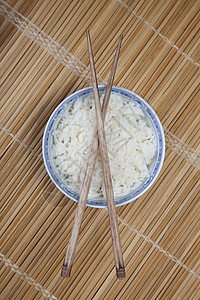 塔塔米垫上一碗白饭食物香米蔬菜文化植物筷子酱汁健康饮食长粒生活方式图片