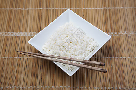 塔塔米垫上一碗白饭主食健康饮食筷子糖类食物酱汁白色香米生活方式文化图片