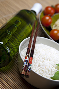 塔塔米垫上一碗白饭酱汁长粒亚裔吃饭主食健康饮食白色蔬菜文化筷子图片