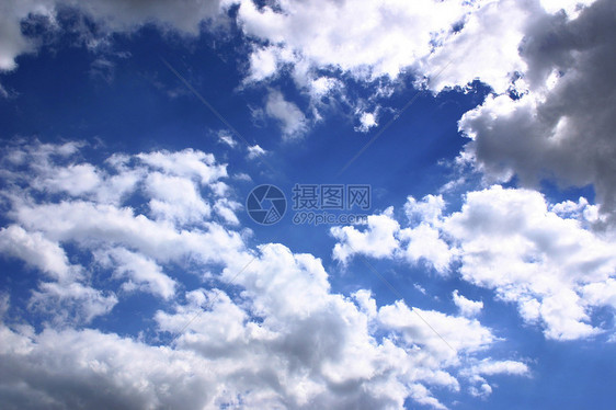 深蓝天空和乌云图片