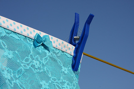 洗洗衣线上的衣服别针家务钉子绳索短裤衣绳蓝色阳光晴天家庭生活图片