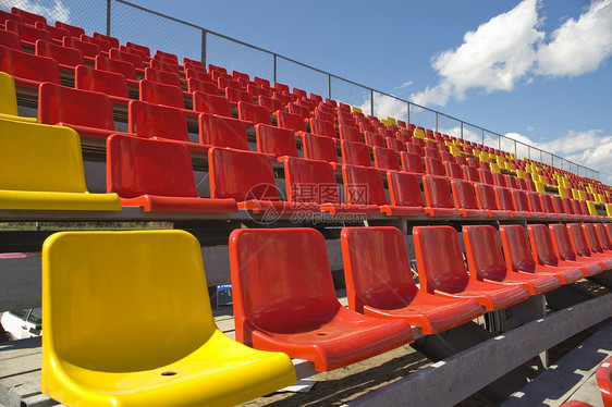 彩色座位的线条家具红色蓝色说谎团体天空休息椅子体育场水平图片