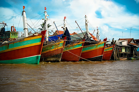 湄公河三角洲港的船图片