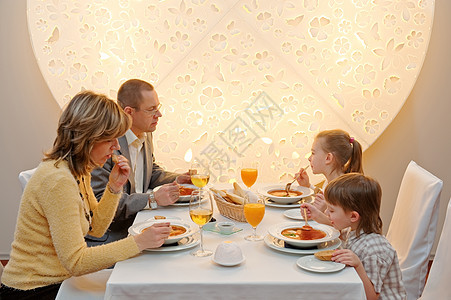 在餐厅吃晚饭面包家庭男性食物儿子美食婴儿丈夫餐具母亲图片