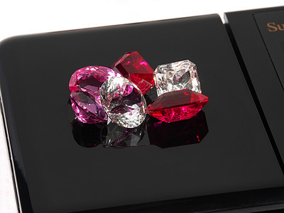 石头在天秤上沉积乐器红色折射红宝石水晶钻石宝石反射立方体矿物图片