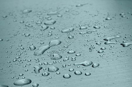 金属表面的水滴飞沫雨水飞溅下雨玻璃雨滴宏观合金气泡图片