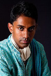 英俊的印度人男性男人蓝色图片