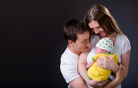 快乐的年轻父母和新生儿女孩童年女孩妈妈拥抱身份孩子新生女儿团体婴儿图片