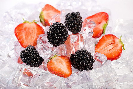 冰草莓和黑莓红色浆果立方体美味甜点营养饮食宏观食物图片