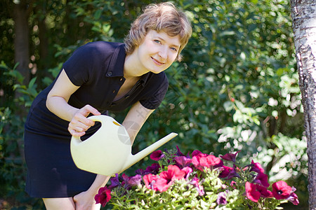 鲜花浇水成人季节植物女性关爱花园晴天快乐喷壶微笑图片