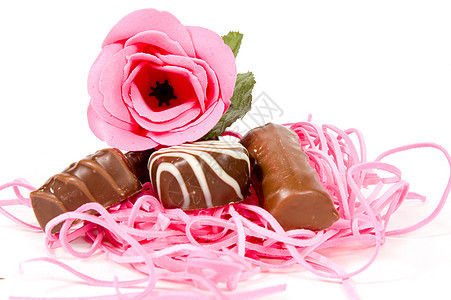 粉红玫瑰和情人节巧克力图片