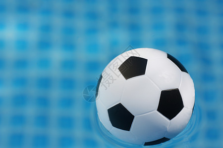 足球球石头反射镜像蓝色运动水池海浪游泳背景图片