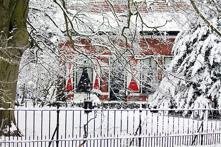 下雪中的小屋图片