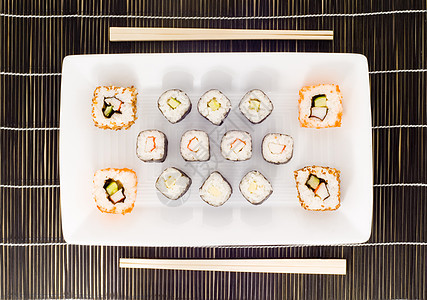 寿司筷子美食酒吧鳗鱼海藻服务环境盘子午餐异国图片